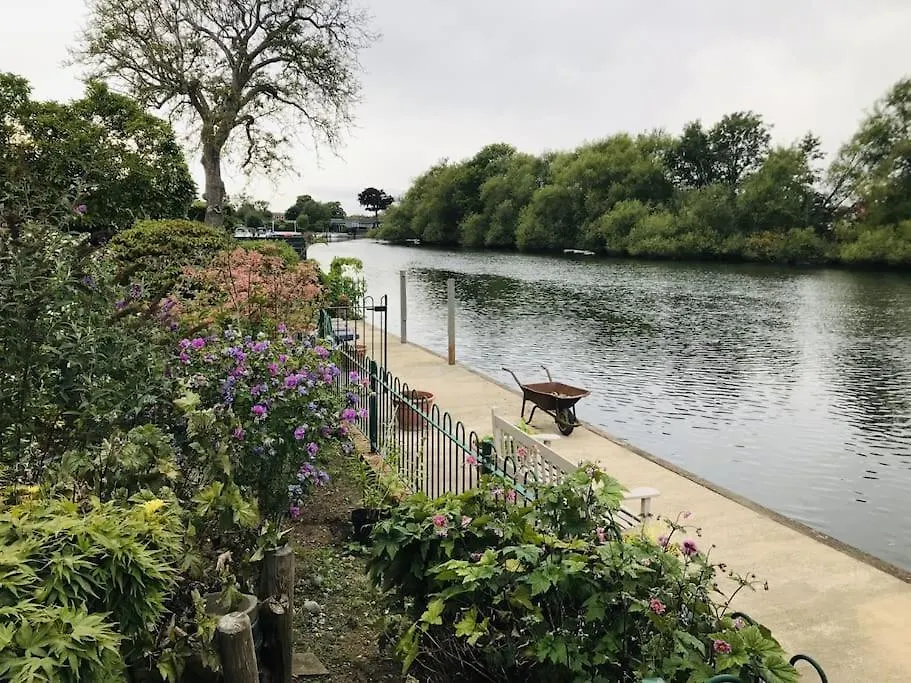 Apartment River Retreat- Near Holloway U, Thorpe Park And Heathrow Airport