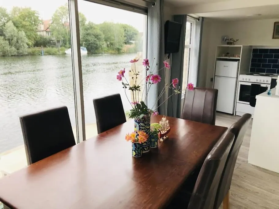 River Retreat- Near Holloway U, Thorpe Park And Heathrow Airport