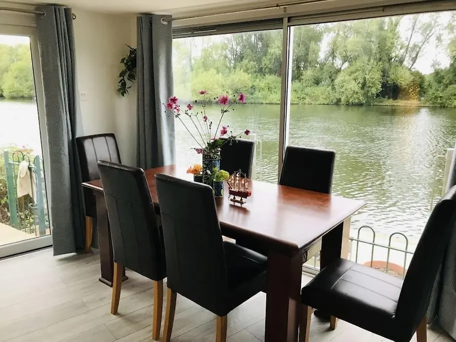 Apartment River Retreat- Near Holloway U, Thorpe Park And Heathrow Airport United Kingdom