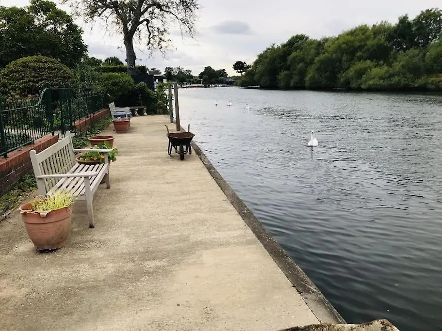 Apartment River Retreat- Near Holloway U, Thorpe Park And Heathrow Airport