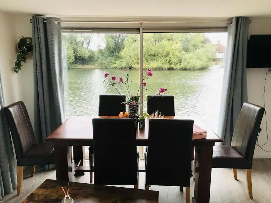 River Retreat- Near Holloway U, Thorpe Park And Heathrow Airport United Kingdom