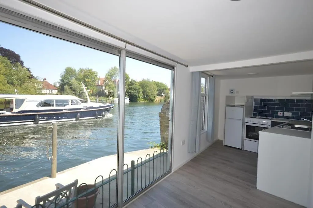 Apartment River Retreat- Near Holloway U, Thorpe Park And Heathrow Airport