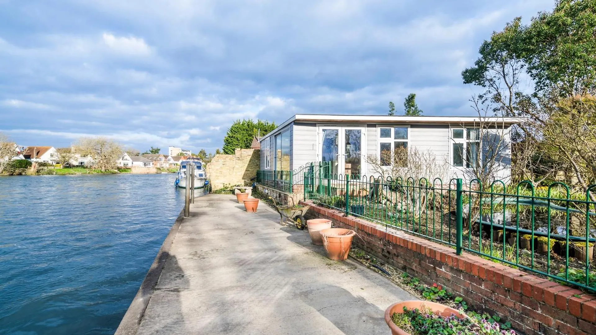 Apartment River Retreat- Near Holloway U, Thorpe Park And Heathrow Airport United Kingdom