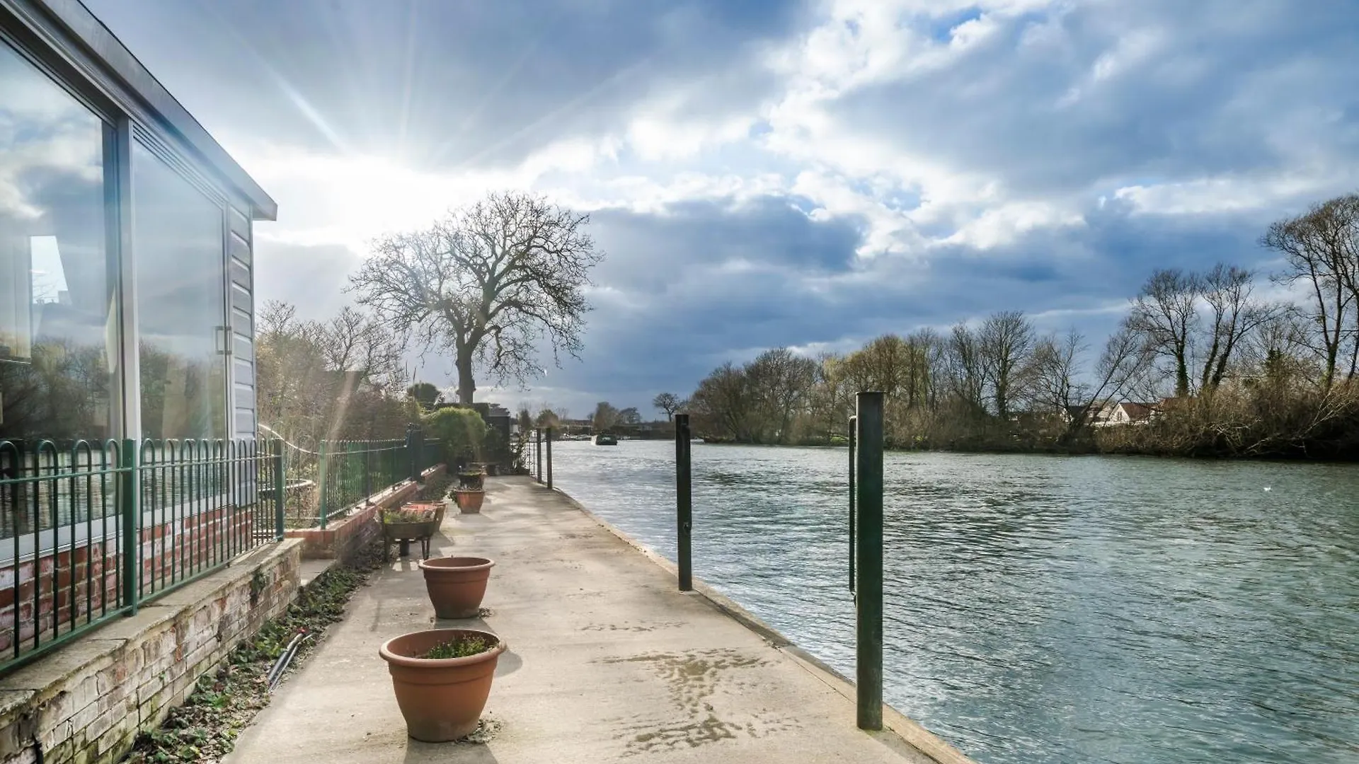 River Retreat- Near Holloway U, Thorpe Park And Heathrow Airport Thorpe (Surrey)