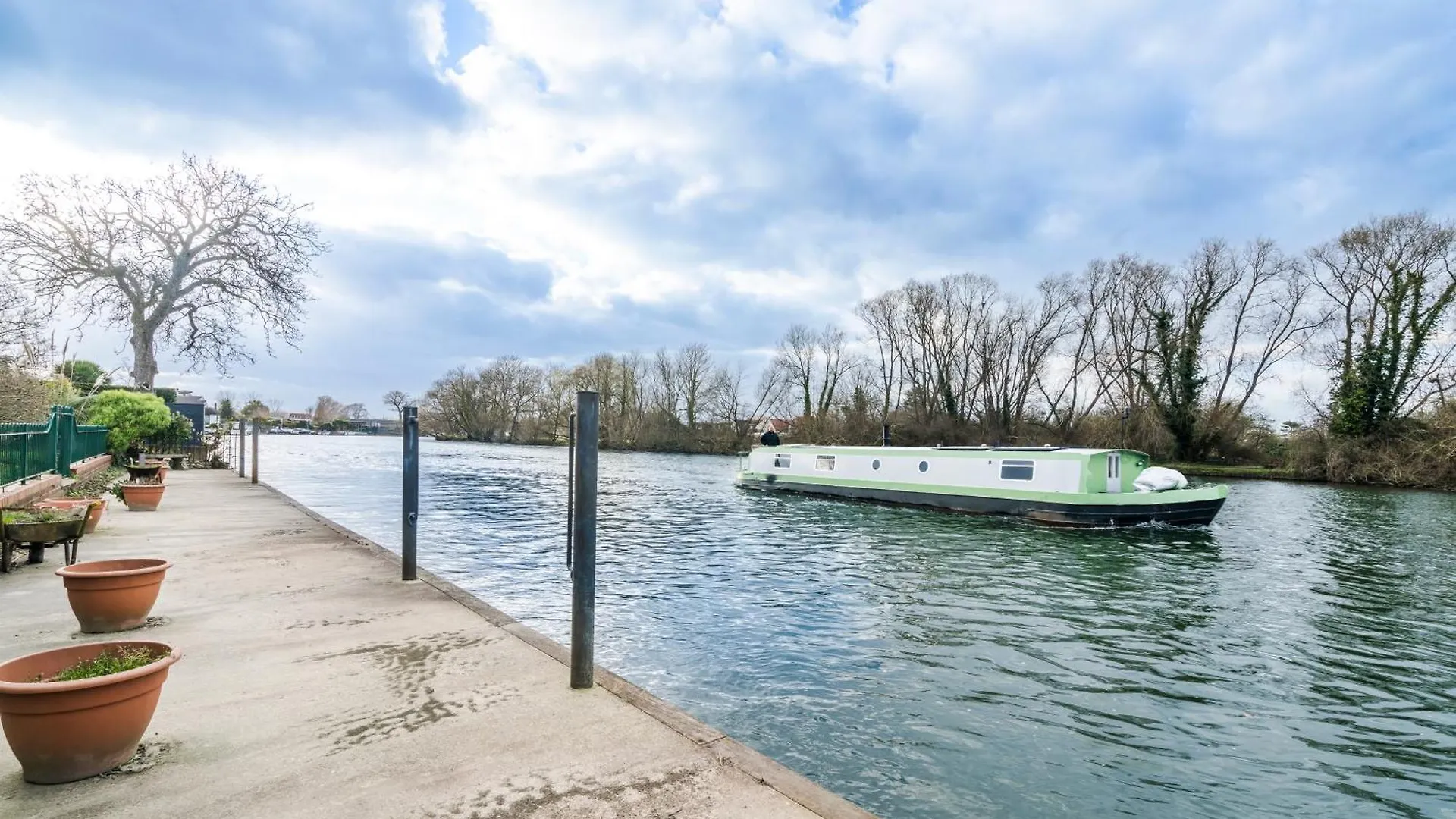Apartment River Retreat- Near Holloway U, Thorpe Park And Heathrow Airport