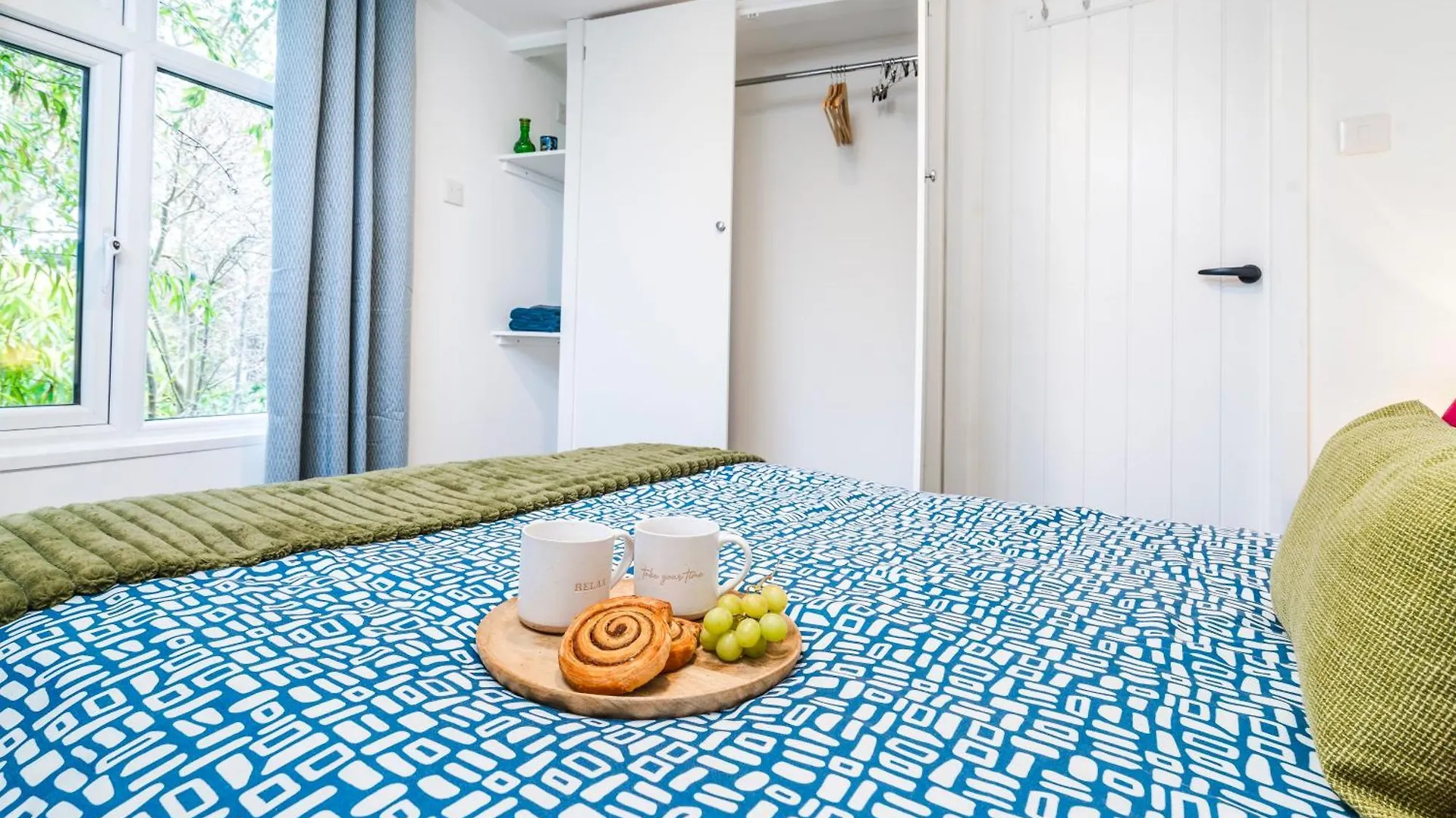 River Retreat- Near Holloway U, Thorpe Park And Heathrow Airport Thorpe (Surrey)